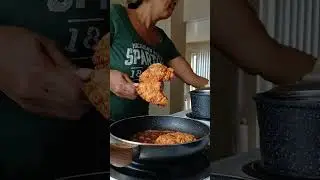Frying mustard fried chicken 😋 