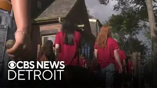 First year University of Detroit Mercy students volunteer in neighborhoods