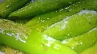Fry hari mirch minto mein taiyar Karen