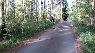 Jonne keulii py&ouml;r&auml;ll&auml; yli ja sarvi munille