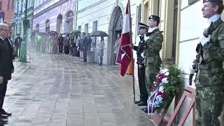 Devades&aacute;t devět