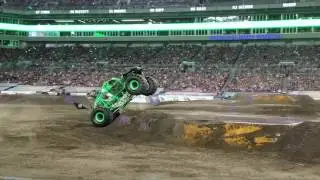 Monster jam 2017 tampa 1 jan 14th grave digger freestyle