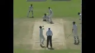 Mohammad Hafeez bowls one of the funniest deliveries of the year