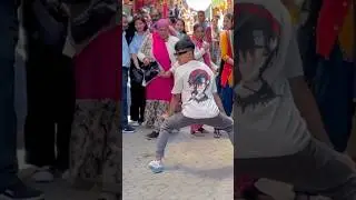 😁Public place पर dance करने लगा ये लड़का #short #youtubeshort #shortfeeds #dance #publicreaction