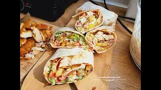 Tortille z kolorową , chrupiącą sałatką i grillowanym kurczakiem. Lekki i pyszny obiad, lunch