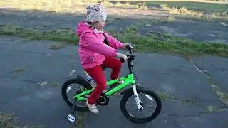 Тестируем велосипед ROYAL BABY FREESTYLE! Катаемся с ФЕРБИ!/ Кушаем сладости!