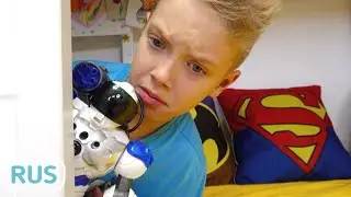 Лёва играет с игрушечным динозавром, роботом и поездом!