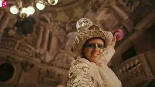 Visual Performers with lights, stilts, dances and card in Italy to welcome your guests