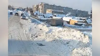 A truck driver crashed into someone's garden. Real Video