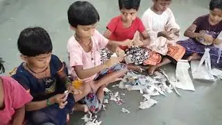 महर्षी कर्वे आश्रमशाळा कामशेत मावळ पुणे इयत्ता पहिली उपक्रम -  दोन बोटांनी पेपर फाडणे