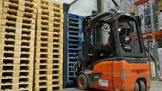 Stack pallets quickly and safely &ndash; Trivec Pallet Aligner