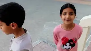 لما بنتك  الصغيرة تفتح الباب وتسوي ماما فيهم مقلب 🤣🤣-  شوف اللي حصل - سوالف بناتي
