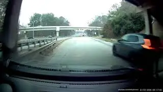 Honda CR-V blatantly running through a red light
