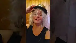 in de kringloop even een feestje zoals altijd met mezelf www.carlastrik.nl de.vlinder@live.nl