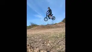 Hitting Jumps on the Ridstar Q20 #surron #ridstar #bikelife #offroad #talaria #bikejumps