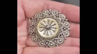 Vintage ez&uuml;st sz&iacute;nű &aacute;tt&ouml;rt bross kitűző,  k&ouml;zep&eacute;n d&iacute;sz | Gal&eacute;ria Savaria