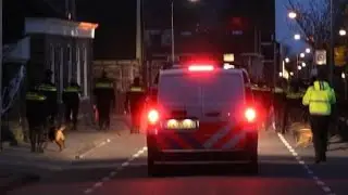 Politie veegt met honden en wapenstokken De Goorn leeg na uit de hand gelopen straatfeest