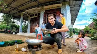 Американец впечатлил вьетнамскую семью своими кулинарными способностями!