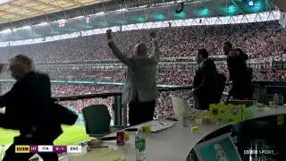 Эксперты BBC празднуют гол Люка Шоу