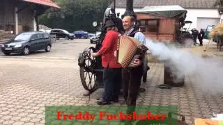 Swingende Harmonika & Dampfmaschine
