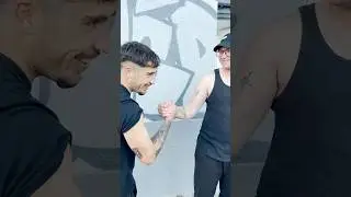 Dos colegas. Dos tatuajes gratis. Cada uno elige el tatuaje del otro&hellip; &iexcl;y es sorpresa! 😳