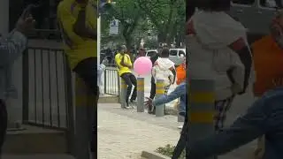 mi najaribu kuwasaidia uku injee😅😅#vitukozadifre #prankst #nairobipranks #kenyapranks