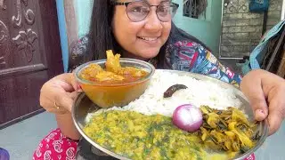 Eating chicken er lal lal jhol ,spinach fry , ghanto 