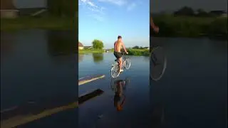 Salto's, zwemmen, fietsen, skateboarden en vissen tegelijk! 🤣 #short #shorts