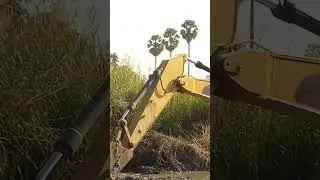 Excavator Clear Mud