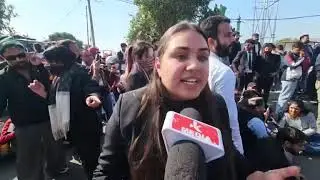 Полиция избила студентов, президент YRS Мандип Чиб остановил полицейскую машину.