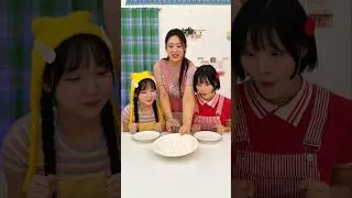 Mom fed the children with napkins😱