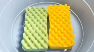 洗車ワッフルスポンジ✖︎薄い緑色のリサイクル洗剤で絞るdetergent waffle sponge ✖︎ Squeeze with light green recycled detergent