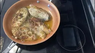 Pescado frito con arroz y vegetales