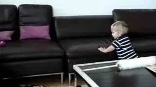 Lorenzo camina aggarado del sofa
