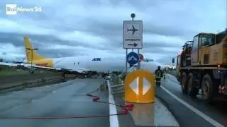 Aereo finisce in strada a Orio al Serio