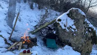 Winter Bushcraft Survival On Christmas Day In Snowy Forest Shelter & Outdoor Cooking Vegetarian Food