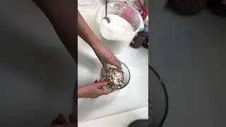 How to prevent nuts from sinking to the bottom of the cake pan. #bakinghack #kitchen #cakebaking