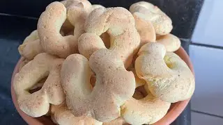 Biscoito de polvilho com nata e queijo