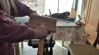 Das Kardieren von Angorawolle ist eine wunderbare Vorbereitung zum Verspinnen.