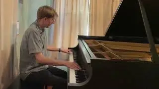 Polytonal protest music: pianist plays national anthems of China, US, Russia at the same time