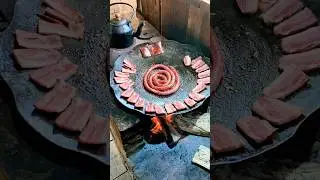 🥓 Bacon e Lingui&ccedil;a Frita no Disco de Arado #ranchoraizes #vidanocampo #comida #caipira