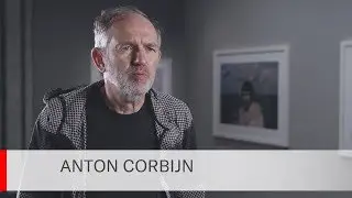 Ausstellungsvideo zur Ausstellung „Anton Corbijn. The Living and the Dead