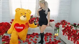 TEDDY BEAR PROPOSING TO GIRLFRIEND.. (cute reaction)