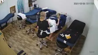 Friendly Kitty Greets Beauty Salon Customers || ViralHog