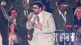 Во время трогательной речи на концерте в Мехико Bad Bunny призвал фанатов убрать телефоны.