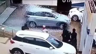 CCTV FOOTAGE OF BRAND NEW i20 crashed AT HYUNDAI SHOWROOM |ओह तेरी नई गाड़ी की बजा दी 🙄|