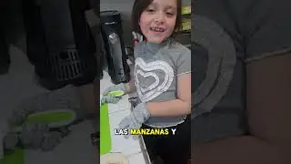 Haciendon un snack con utensilios para ni&ntilde;os y la supervision de mi mami.