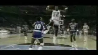 Clyde Drexler jumps over Andre Turner