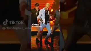 ok pero ya vieron a Chris bailar guachineo 💙😐😶😐😐😐 #chris #cnco