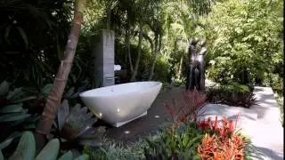 Outdoor Badezimmer mit Dusche und Badewanne